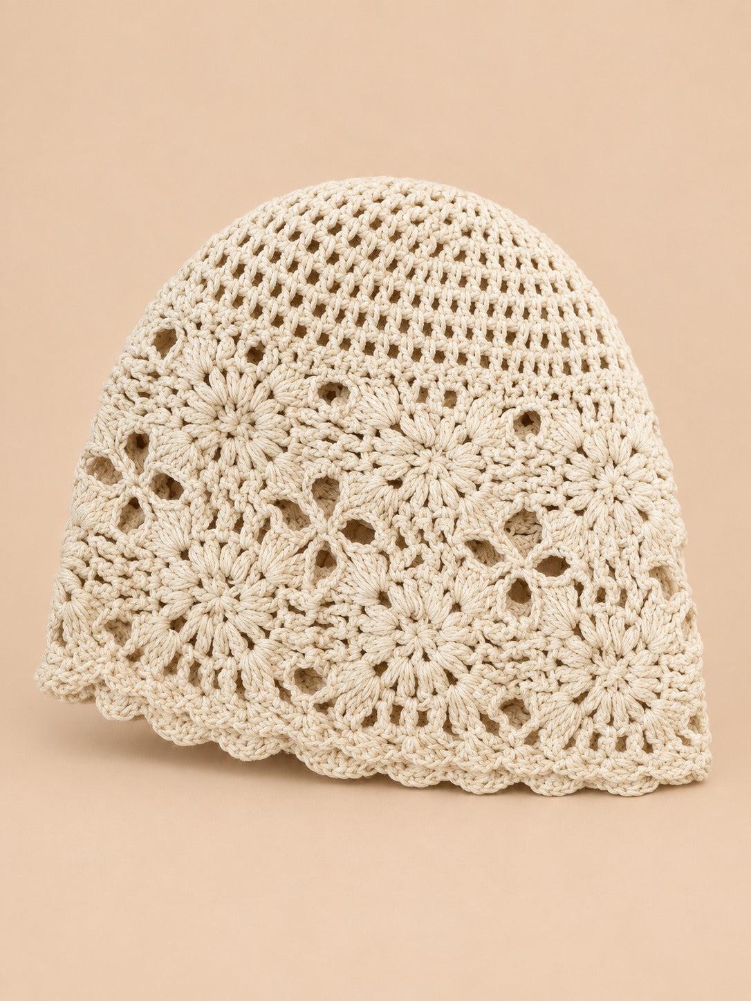 Turbante da donna a rete a coste – 6 colori, colore beige, vista frontale, su sfondo color sabbia e pesca