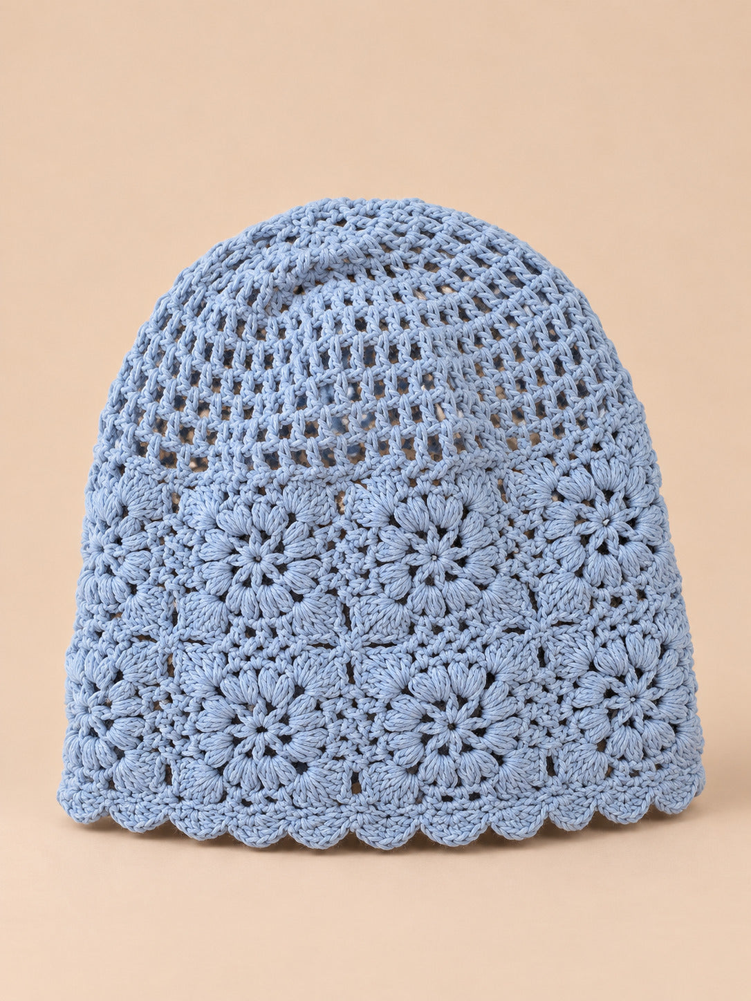 Turbante da donna a rete a coste – 6 colori, colore blu, vista frontale, su sfondo color sabbia e pesca