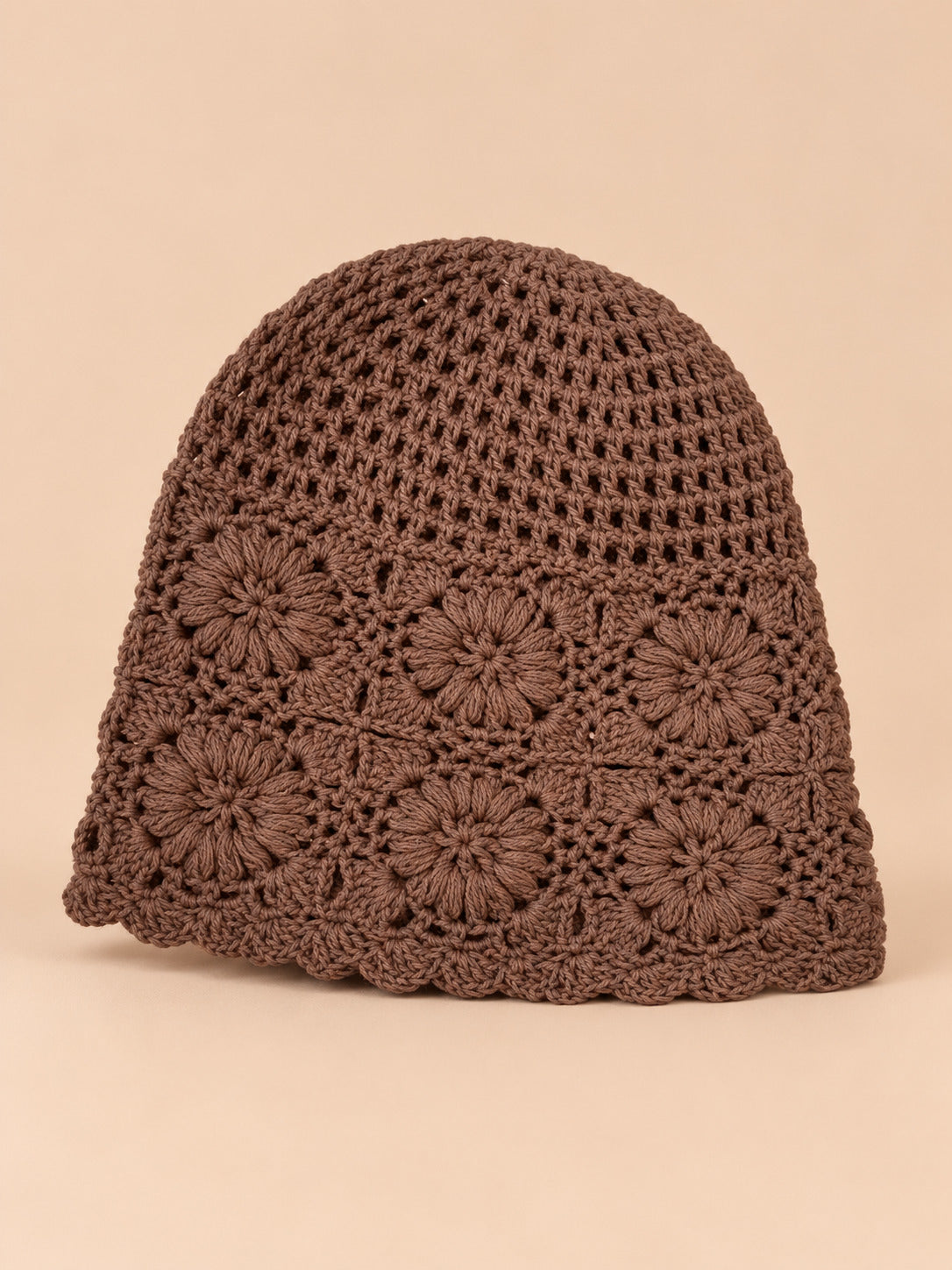 Turbante da donna a rete a coste – 6 colori, colore caffè, vista frontale, su sfondo color sabbia e pesca