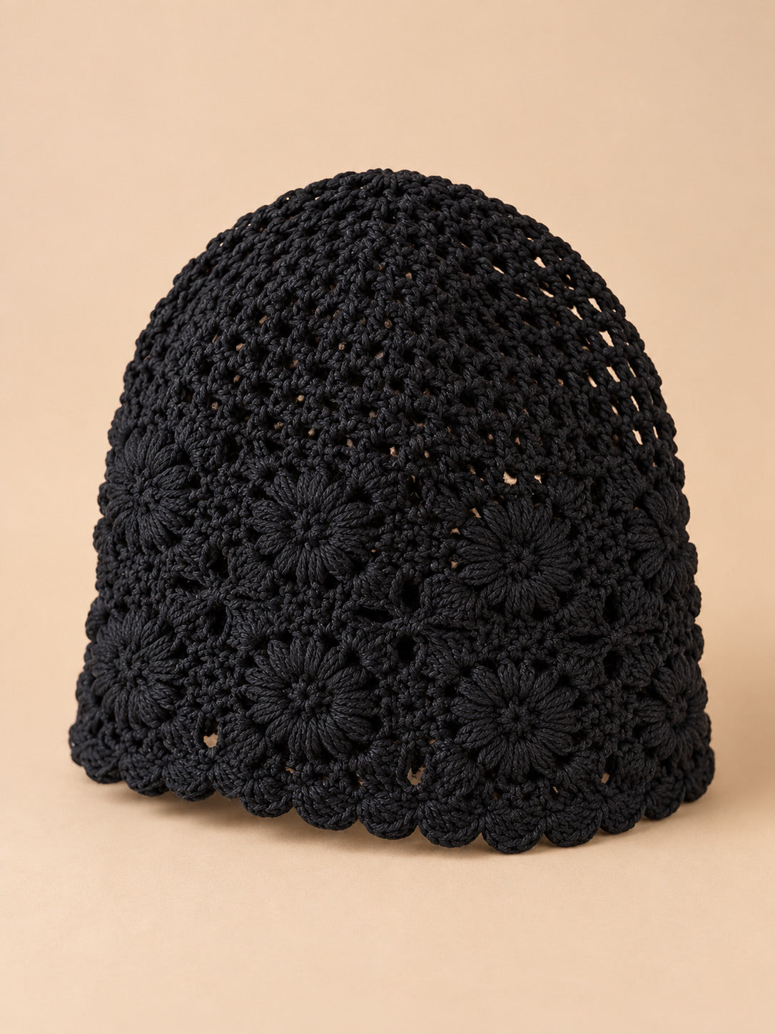 Turbante da donna a rete a coste – 6 colori, colore nero, vista di tre quarti, su sfondo color sabbia e pesca
