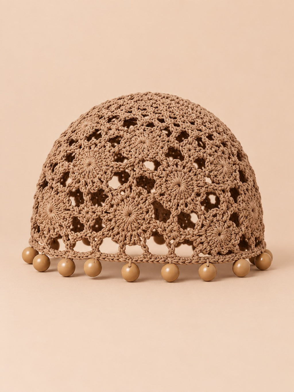 Turbante vintage senza tesa all’uncinetto con perline, colore caffè, vista frontale