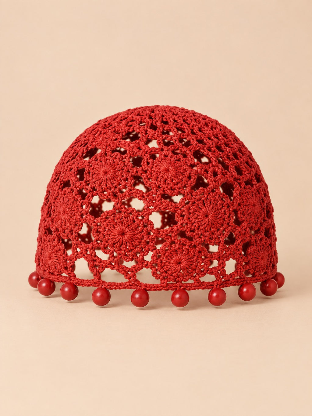 Turbante rosso senza tesa effetto uncinetto, con perline decorative e maglia ariosa, vista frontale