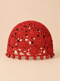 Turbante rosso senza tesa effetto uncinetto, con perline decorative e maglia ariosa, vista frontale