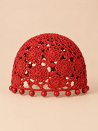 Turbante rosso senza tesa effetto uncinetto, con perline decorative e maglia ariosa, vista frontale