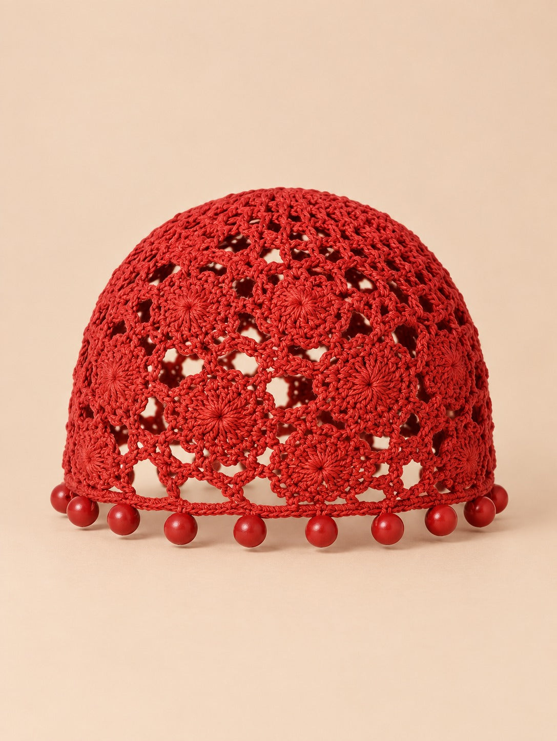 Turbante rosso senza tesa effetto uncinetto, con perline decorative e maglia ariosa, vista frontale